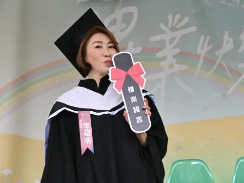 李翊君獲頒「傑出表現獎」,謙虛直呼是幸運,感謝學校肯定,將這份榮耀視為人生難忘高光時刻。(圖/世新大學提供) ▲李翊君獲頒「傑出表現獎」,謙虛直呼是幸運,感謝學校肯定,將這份榮耀視為人生難忘高光時刻。(圖/世新大學提供)