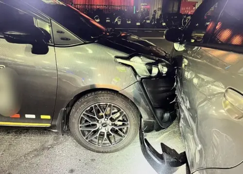 ▲ 臺南又爆一起暴衝事件！疑似因為洗車糾紛，一名68歲邱姓男子開車撞後方車輛，把另一名徐姓男子的轎車保險桿撞壞。（圖／翻攝畫面）