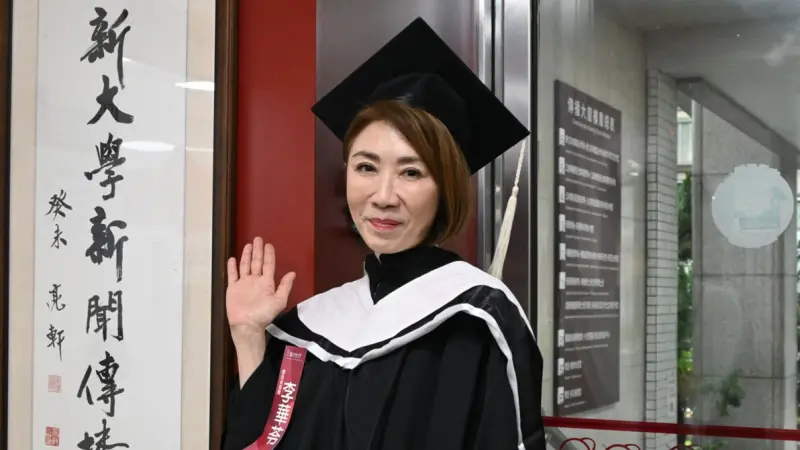 56歲李翊君圓夢畢業！「逃離職場高壓」回校園讀碩　坦言：很放鬆