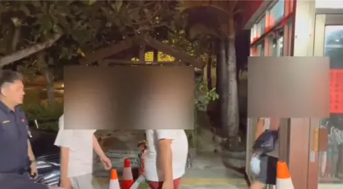 24號晚間墾丁大街爆發酒醉鬥毆衝突,其中一名女子竟狠踹另一名孕婦,導致丈夫和友人打成一團。 ▲ 24號晚間墾丁大街爆發酒醉鬥毆衝突,其中一名女子竟狠踹另一名孕婦,導致丈夫和友人打成一團。(圖/翻攝畫面)