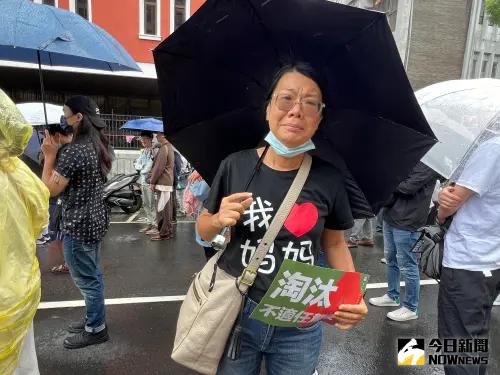▲前來參與「保護下一代」大遊行的藍小姐透露，自己的媽媽及舅舅也是被94歲高齡駕駛撞死，最高法院法官卻只是建議他不要開車，而不是吊銷駕照，她認同民團訴求，呼籲政府重視高齡駕駛的問題。（圖／記者顏真真攝）