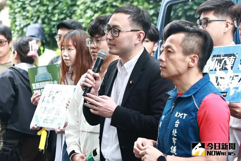 ▲國民黨立委廖先翔（圖中）今（28）日怒嗆網友：「原來假新聞真的有死忠的受眾！」（圖／資料照片）