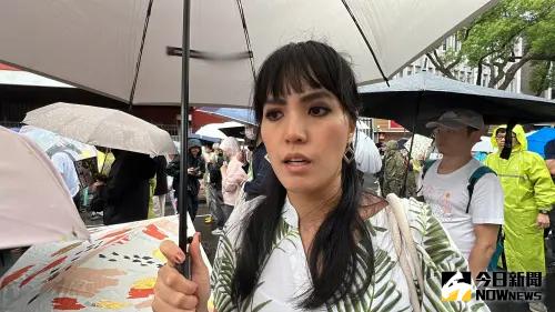 ▲身為5寶媽的日新國小家長會長詹雅琪今（25）日也帶著3個小孩參加「保護下一代」大遊行，並希望更多家長可以出來保護孩子。（圖／記者顏真真攝）
