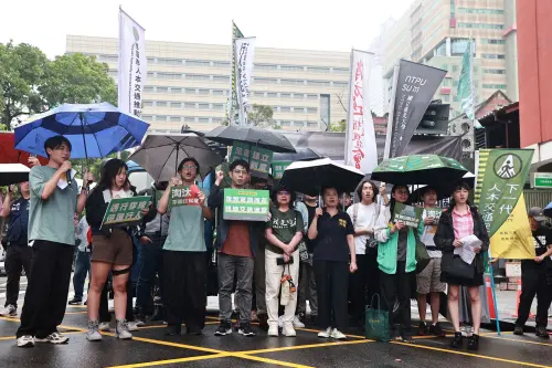 ▲新北市三峽日前發生的重大死傷車禍，引發社會高度關注，多個民間團體今（25）日舉辦「保護下一代」大遊行，並提出3大訴求。（圖／記者葉政勳攝）