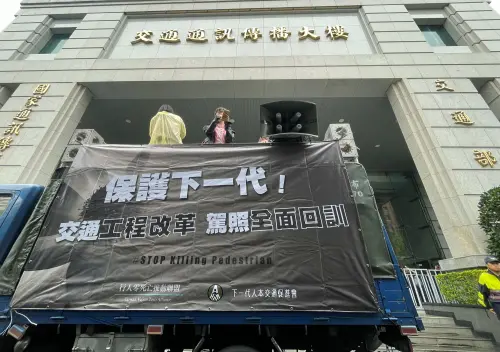 ▲民間團體今（25）日冒雨舉辦「保護下一代」大遊行，提出3大訴求，包括駕駛人全面回訓、改革高齡換照制及改善交通工程，並一路從立法院外走到交通部遞交陳情書。（圖／記者葉政勳攝）