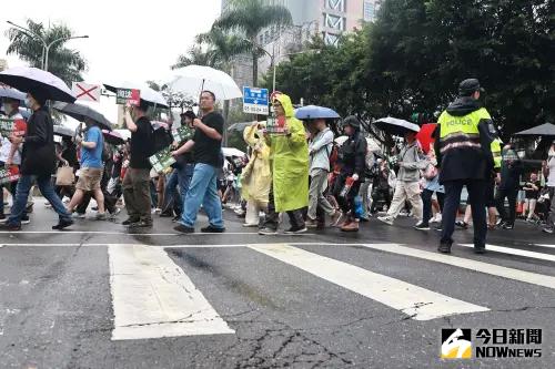 ▲民間團體今（25）日舉辦「保護下一代」大遊行， 逾百位民眾冒雨參加，希望政府能聽到⼈⺠的聲⾳，接受政策改善的建議。（圖／記者葉政勳攝）