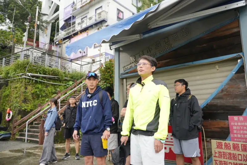 ▲民眾黨主席黃國昌跟新北議員陳世軒等人將組成「民眾新北隊」參加新北市議長盃龍舟賽，特來新店碧潭集訓。（圖／民眾黨提供，2025.05.25）