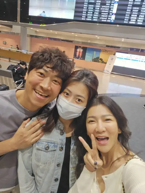 ▲侯昌明（左）跟曾雅蘭（右）特別到機場替女兒侯塞蕾（中）接機。（圖／曾雅蘭 臉書）