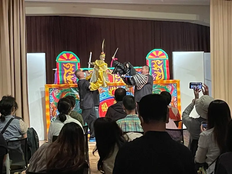 ▲全樂閣木偶劇團與明興閣掌中劇團參與日本京都國際漫畫博物館演出，獲得觀眾熱烈掌聲。（圖／屏東縣府提供）