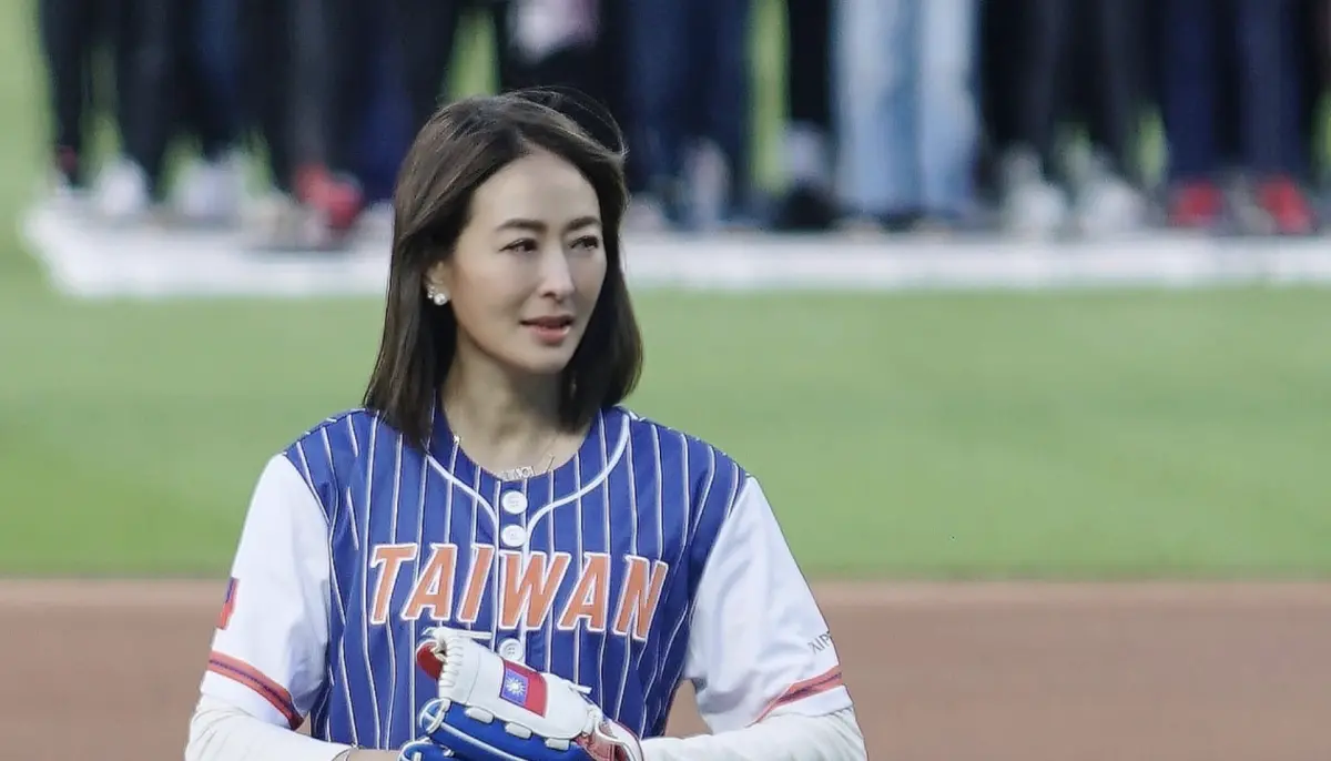 ▲101董事長賈永婕（如圖）昨（24）日遠赴美國參加MLB開球，而她也穿上特別訂製的TAIWAN球衣，感動喊道：「我的人生高光時刻是代表台灣！」（圖／賈永婕的跑跳人生 臉書）