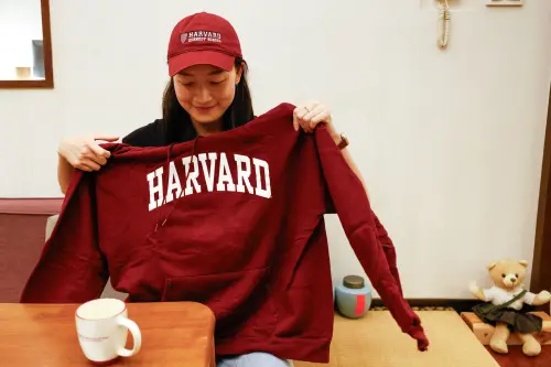 ▲即將入學哈佛的台灣女孩Yu-hsuan Lin,戴著哈佛棒球帽,手持哈佛的大學T。(圖/路透社/達志影像) ▲即將入學哈佛的台灣女孩Yu-hsuan Lin,戴著哈佛棒球帽,手持哈佛的大學T。(圖/路透社/達志影像)