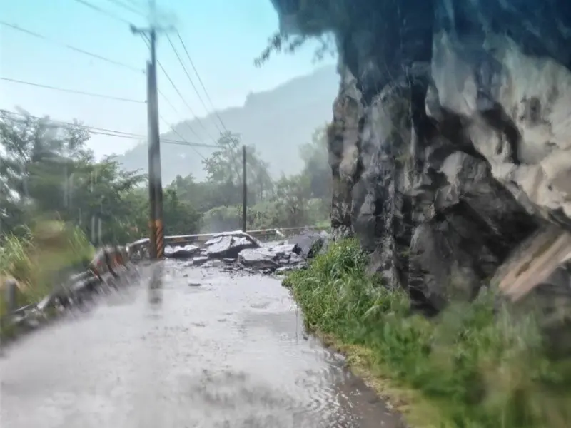 ▲南投縣投89線力行產業道路今（25）日上午傳出土石泥流災情，雙向交通中斷。（圖／仁愛鄉公所）