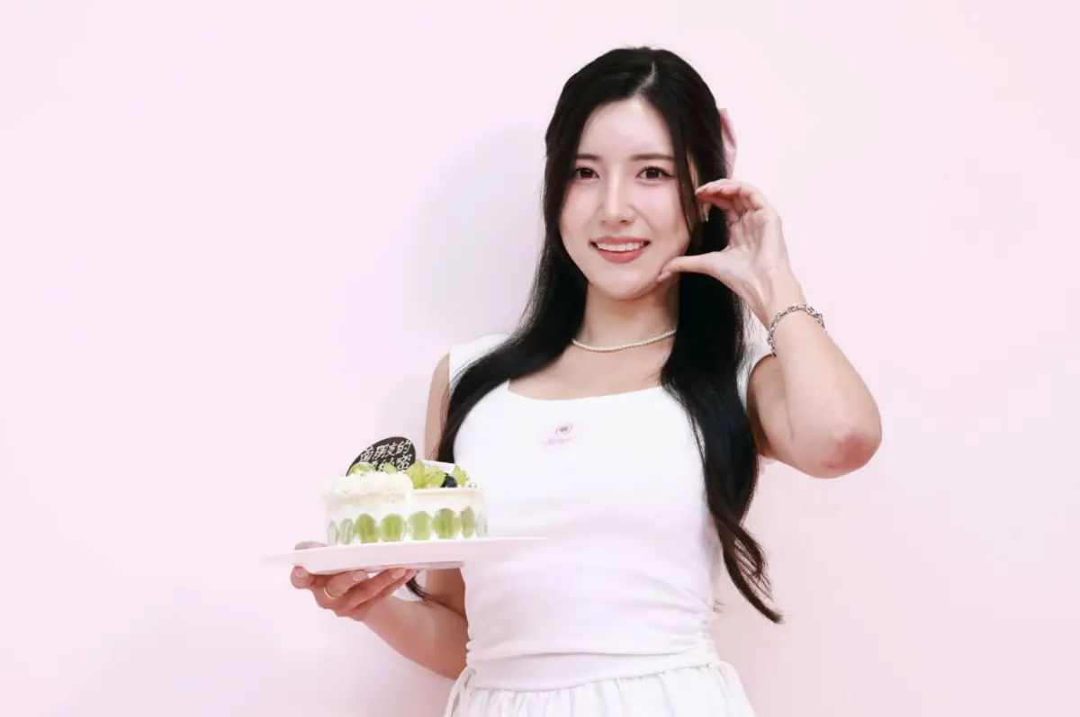 ▲南珉貞（如圖）出席甜點店活動展現甜美魅力，表示不擔心味全龍也組三本柱，同時替同樣和她是富邦韓籍三本柱的李珠珢緩頰，認為對方年紀還小，社會經驗不足，尚需學習。（圖／記者吳翊緁攝）