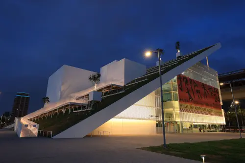 桃園市兒童美術館青埔館看起來像是純白斜頂山丘,是由「建築界諾貝爾奬」普立茲克建築獎得主日本建築師山本理顯攜手台灣的石昭永建築師打造。(圖/桃園市立美術館官網) ▲桃園市兒童美術館青埔館看起來像是純白斜頂山丘,是由「建築界諾貝爾奬」普立茲克建築獎得主日本建築師山本理顯攜手台灣的石昭永建築師打造。(圖/桃園市立美術館官網)