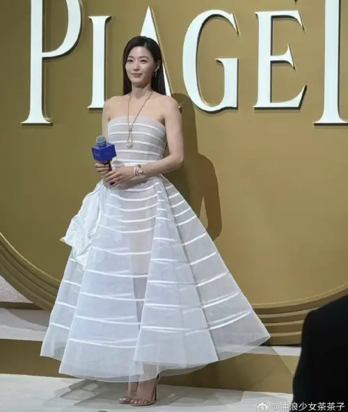 ▲全智賢身穿白色澎澎裙現身品牌活動現場。（圖／翻攝自微博）