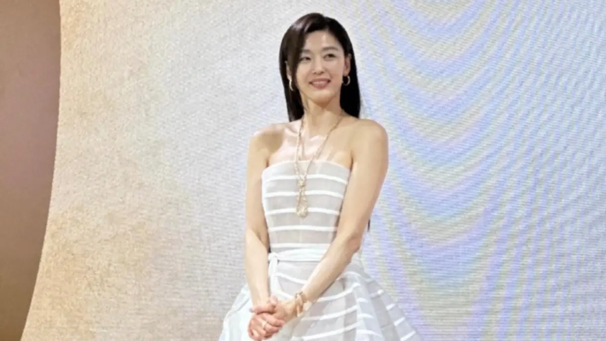 ▲43歲的韓國戲劇女神全智賢近年新作品減少許多，不過她在演藝圈還是有著不可撼動的地位。近日，全智賢出席時尚活動時，無瑕的皮膚以及纖細的身材，超美狀態讓粉絲全看傻！（圖／翻攝自微博）