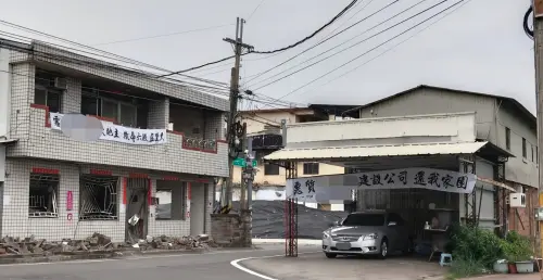 ▲還有住戶在家外掛白布條抗議。（圖／翻攝自江和樹臉書粉專）