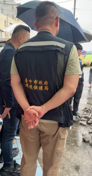 ▲台中市環保局派員到場稽查。（圖／翻攝自江和樹臉書粉專）