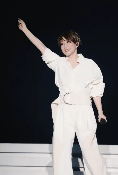 ▲林憶蓮最新巡演也是出道40週年的里程碑，前往上海、南京等地表演，像多年來喜愛她的粉絲致意。（圖／索尼音樂提供）