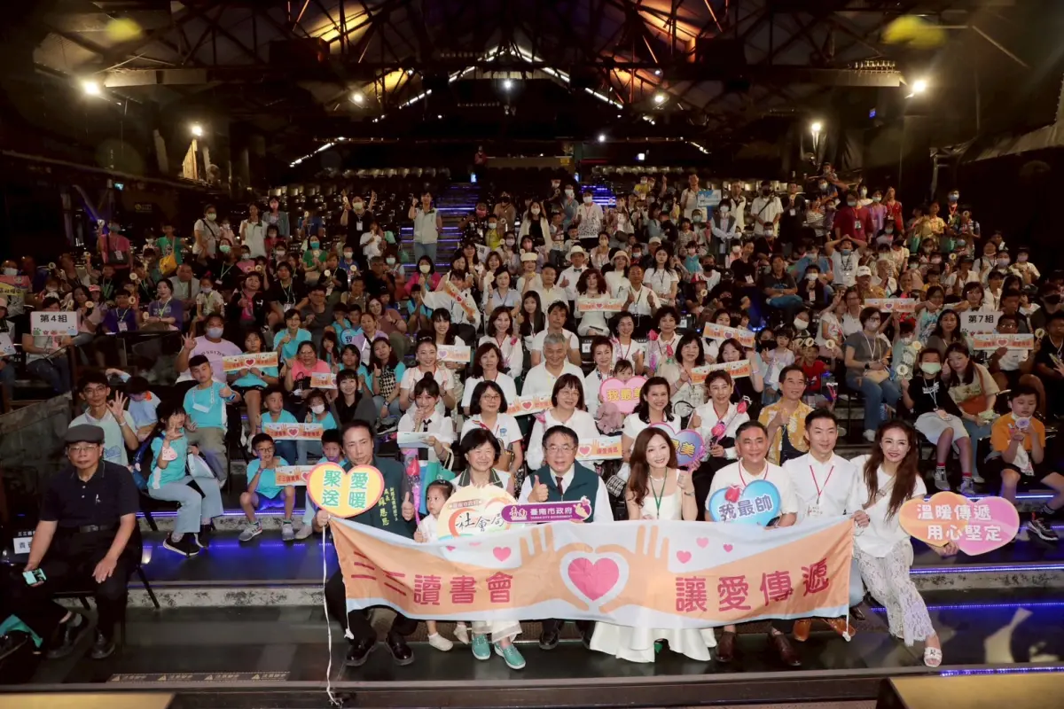 ▲黃偉哲今天與三三讀書會邀請260名親子前往十鼓文創園區，觀賞擊鼓表演與體驗遊樂設施，與市民同樂。（圖／南市府提供）