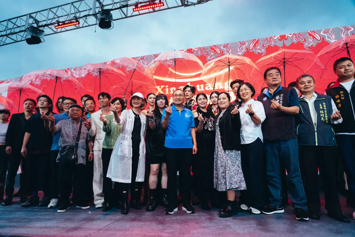 ▲「潮盛新莊」系列活動「廟街潮時尚」走秀，昨(24)日晚間在新莊新月廣場盛大登場。（圖／新北市文化局提供）