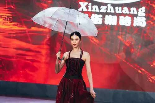 知名設計師潘怡良以新莊廟宇文化為靈感,打造40套融合傳統圖騰與當代設計語彙的創新服飾,並由伊林模特兒演繹展示。 ▲知名設計師潘怡良以新莊廟宇文化為靈感,打造40套融合傳統圖騰與當代設計語彙的創新服飾,並由伊林模特兒演繹展示。