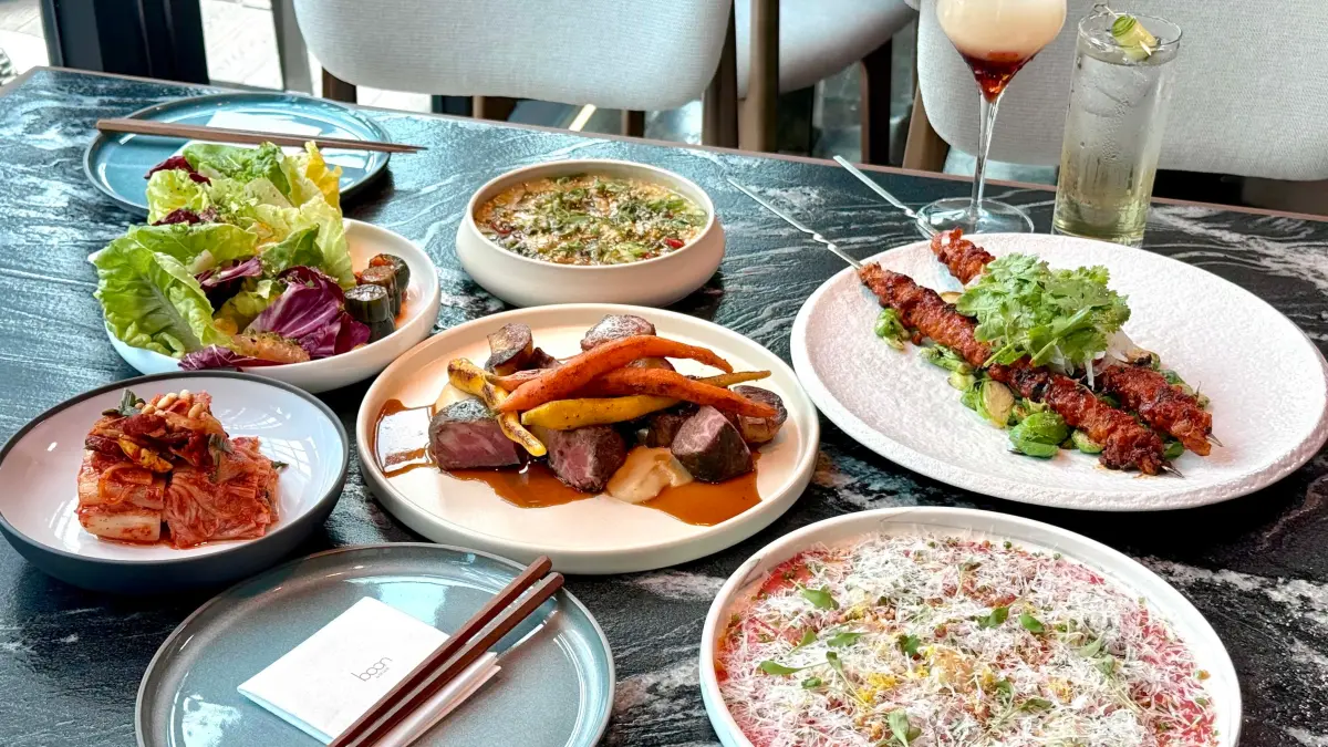 ▲台北信義區全新高空景觀餐廳微風南山48樓CÉ LA VI「boon現代韓式餐酒館」，釣出男星柯震東在Threads上留言「我想吃🥺🥺誰要一起！」掀訂位潮爆紅。必吃推薦無低消菜單價格一覽。（圖／記者蕭涵云攝）