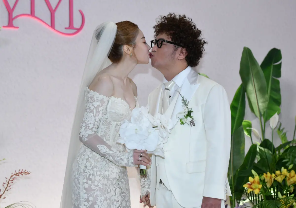 ▲依依（左）與納豆今晚辦婚禮，當著在場媒體親吻。依依表示沒有納豆自己可能活不下去，納豆卻稱婚前避孕壓抑太久，今晚可能「爆發」來個8次。（圖／特約攝影林柏年攝）