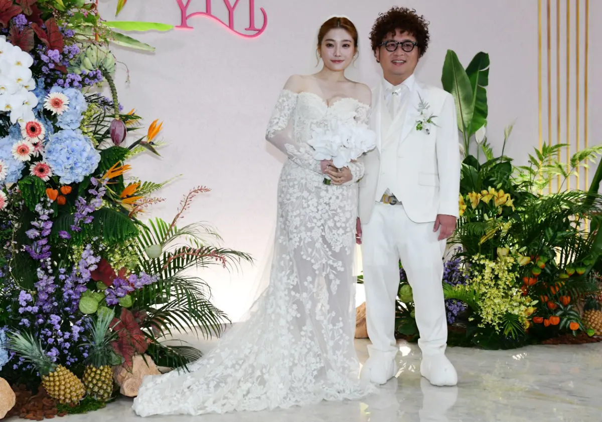 ▲男星納豆跟依依愛情長跑十年，今（25）日於寒舍艾美酒店席開50桌。就連資深藝人王偉忠也到現場沾喜氣，他向媒體透露，其實依依的家人超喜歡男方，因此成了促成這對佳偶的其中一個原因。（圖／特約攝影林柏年攝）