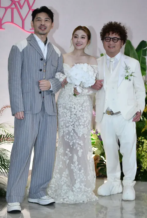 ▲阿Ken(左起)打趣稱和依依、納豆合照,像是新郎與新娘旁邊卡了花童。(圖/特約攝影林柏年攝) ▲阿Ken(左起)打趣稱和依依、納豆合照,像是新郎與新娘旁邊卡了花童。(圖/特約攝影林柏年攝)