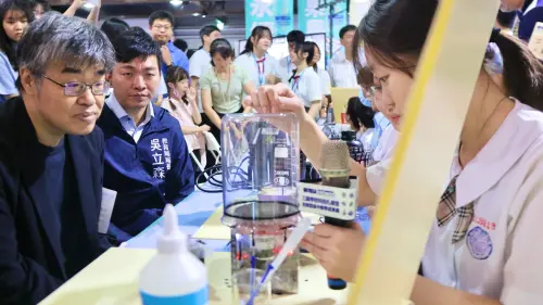 ▲楠梓高中的半導體製程與課程。(圖/高市府教育局提供) ▲楠梓高中的半導體製程與課程。(圖/高市府教育局提供)