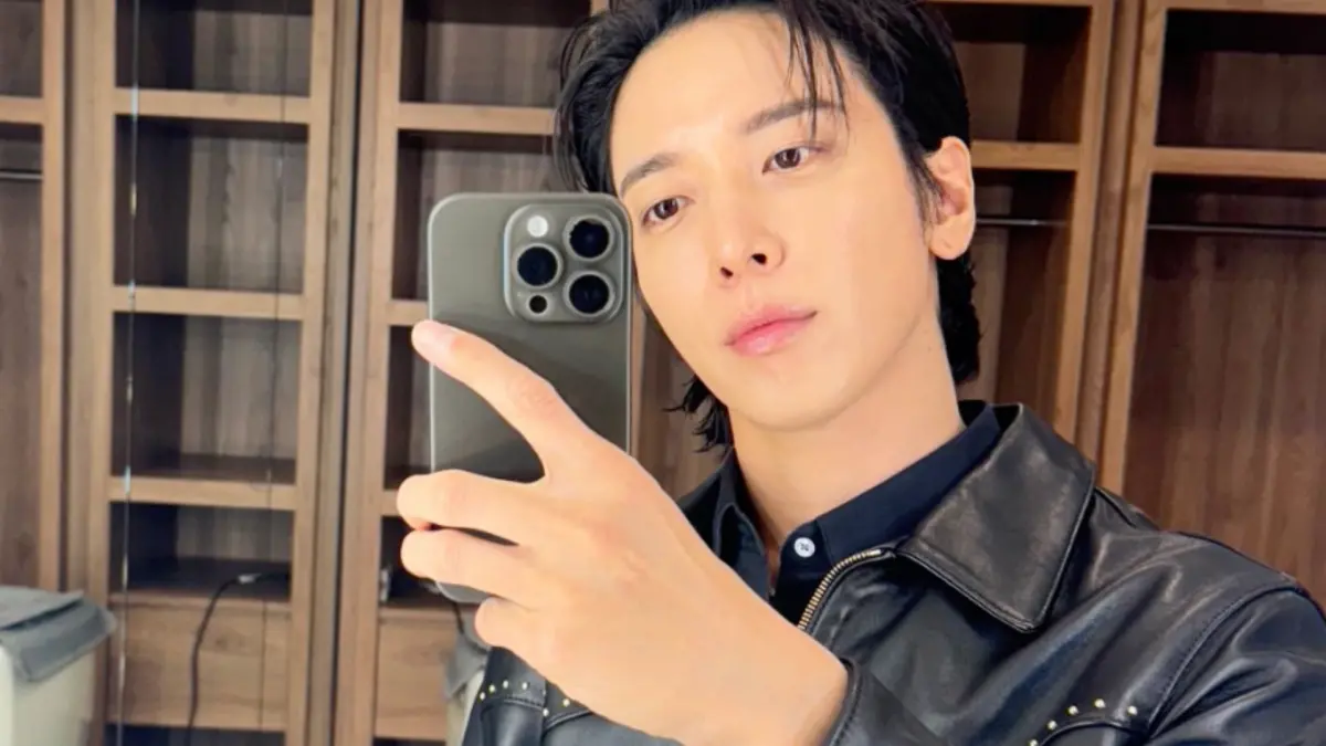 ▲韓國知名樂團CNBLUE昨（24）日開唱，然而歌曲唱到〈LOVE〉時，主唱鄭容和（如圖）卻突然暫停演唱會，因為他發現台下有粉絲不舒服，因此他親自確認完粉絲的狀態後才繼續唱，超貼心舉動暖哭其他粉絲。（圖／鄭容和IG）