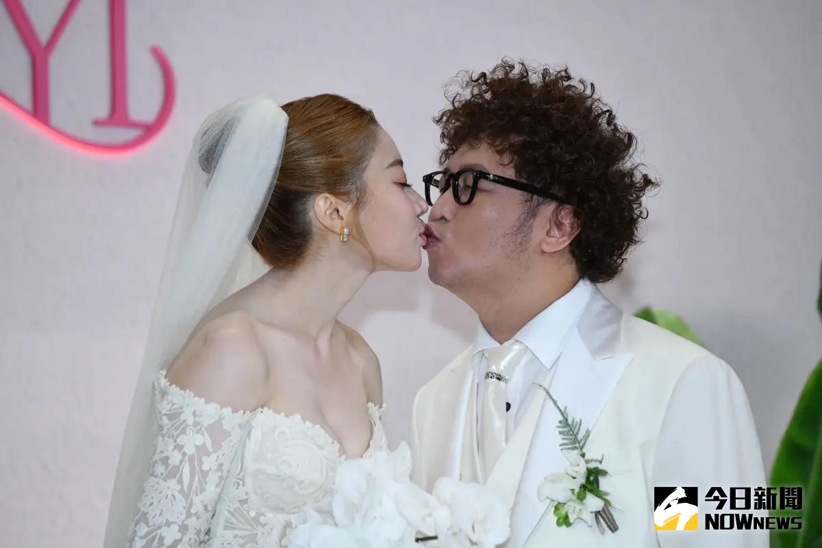 ▲男星納豆和依依今（25）日迎來大喜之日，婚禮中，依依穿著緊身的白紗和納豆手牽手出現，而身高只有159公分的納豆被捕捉腳底踩著一雙「恨天高」白鞋，不過依依會穿緊身白紗，其實有著超爆笑的內幕。（圖／NOWnews攝影中心）