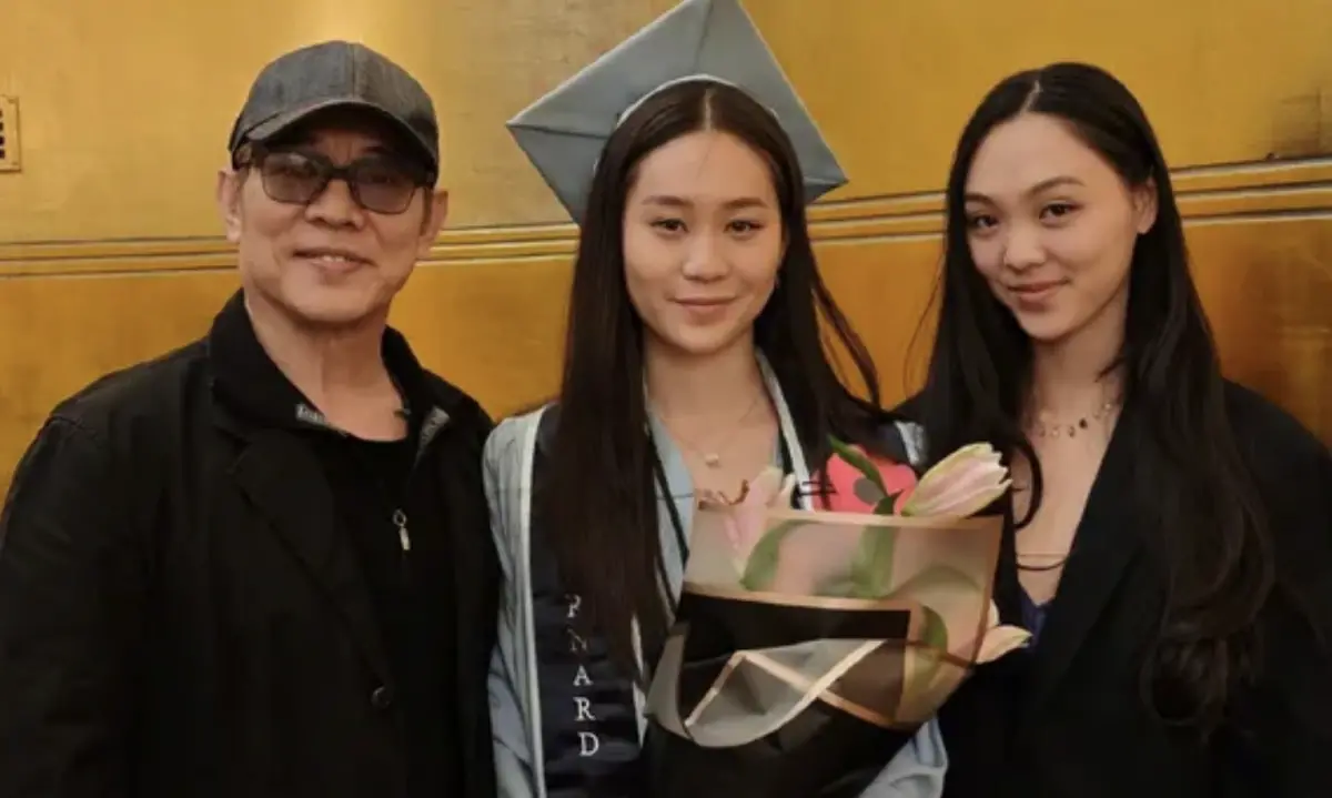▲影星李連杰（左）近日跟三女兒Jane（右）一同出席Jada的畢業典禮，曝光自己4個女兒都是赴美學霸，還不忘自嘲自己連小學文憑都沒有。（圖／李連杰 微博）