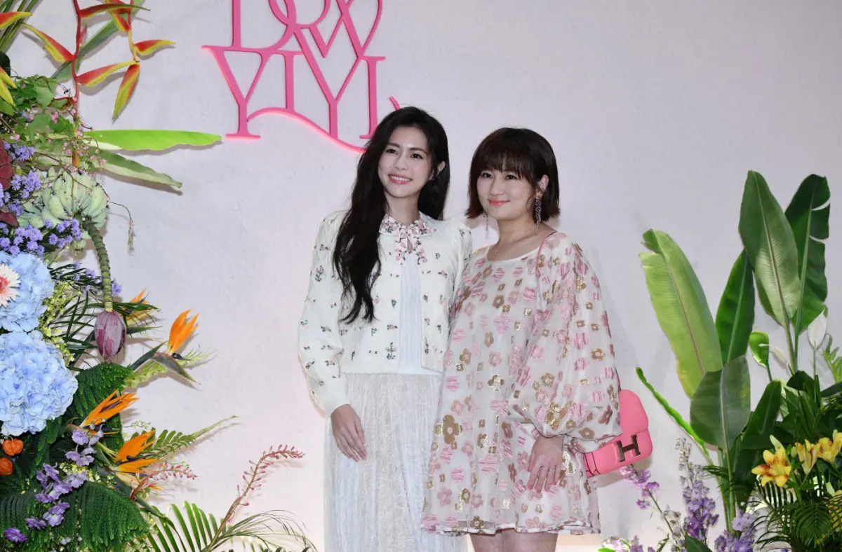 ▲任容萱（左）與姊姊Selina一起來祝福納豆和依依，提醒他以後不小心吵架，記得老婆永遠是對的。（圖／特約攝影林柏年攝）