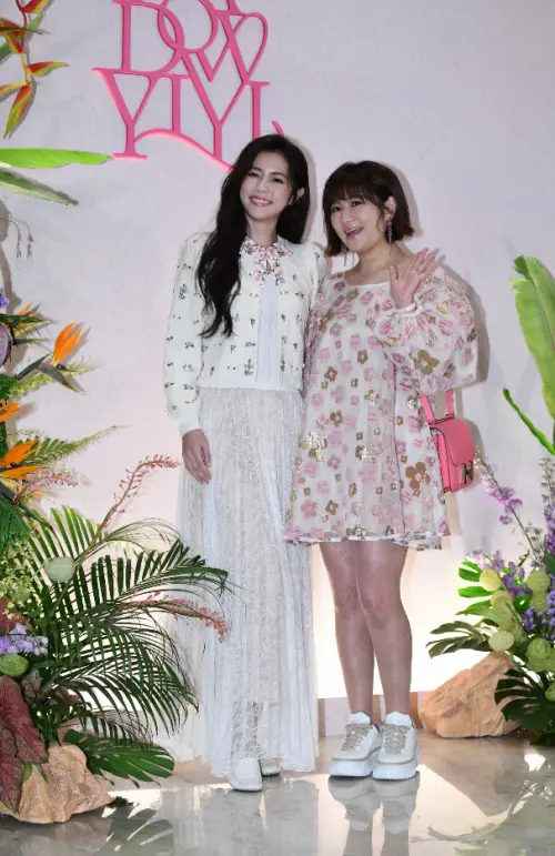 ▲任容萱（左）與姊姊Selina一起來祝福納豆和依依，Selina光看直播他們的訪問已經很想掉眼淚。（圖／特約攝影林柏年攝）