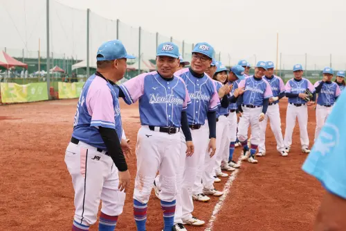 ▲世壯運慢速壘球雙北大戰二部曲新北市獲銀+侯友宜肯定團隊的好表現