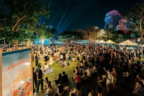 ▲第二年登場的2025高雄法國生活節吸引人潮，活動登場前兩日，駁二共湧入超過9萬人。（圖／高雄市政府）