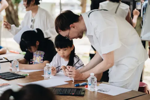 ▲法國生活節擴大規模，VR作品、藝術工作坊、戶外講座及法式競走、滾球等體驗，吸引民眾熱情參與。（圖／高市政府）