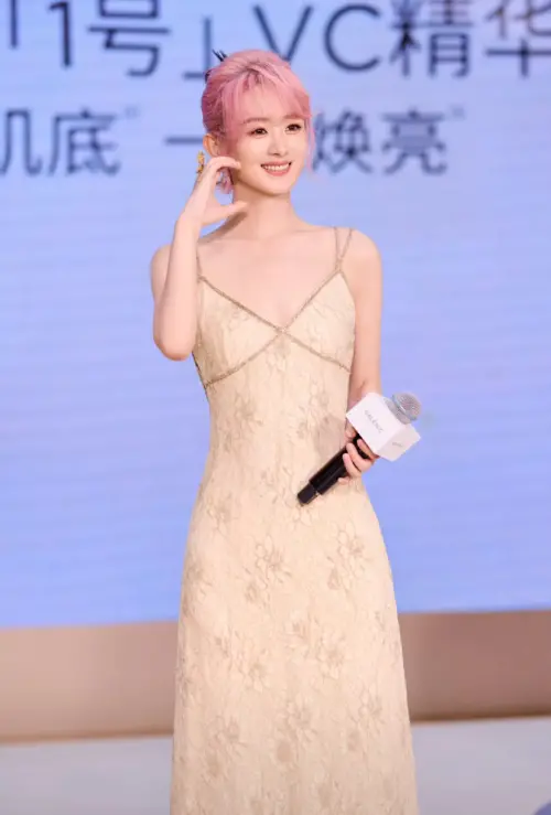 趙麗穎身穿吊帶裙現身公開活動。(圖/趙麗穎工作室 微博) ▲趙麗穎身穿吊帶裙現身公開活動。(圖/趙麗穎工作室 微博)