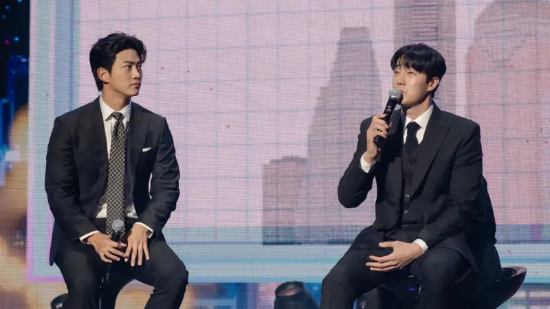 ▲韓劇男神蘇志燮（右）今（25）日在粉絲見面會上溫柔獻聲，唱起抒情歌，而一同來台的玉澤演（左）則是上演上肉快遞，親自爬4樓送禮給粉絲。（圖／SHOWOFFICE提供）