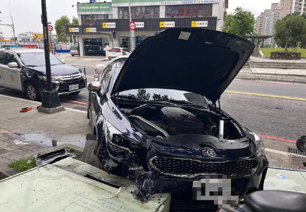 ▲ 新北蘆洲家樂福前發生一起車禍，駕駛疑似要撿掉落的蛋撻，導致車輛撞上人行道，造成變電箱和機車受損。（圖／翻攝畫面）