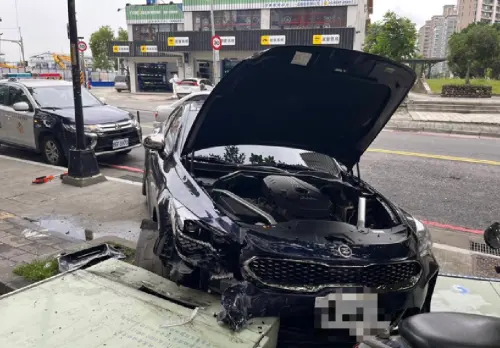 家樂福前驚魂!三重男為撿「蛋撻」釀車禍 衝撞變電箱波及機車