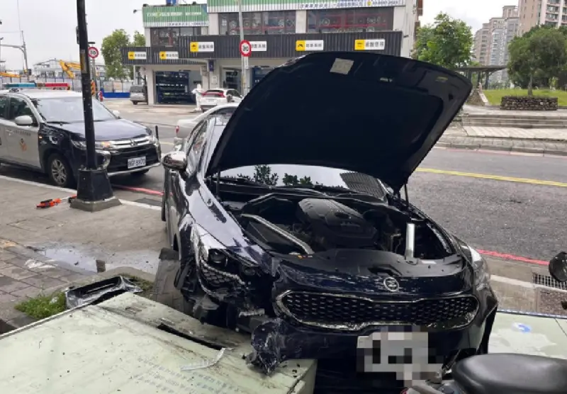 ▲ 新北蘆洲家樂福前發生一起車禍，駕駛疑似要撿掉落的蛋撻，導致車輛撞上人行道，造成變電箱和機車受損。（圖／翻攝畫面）