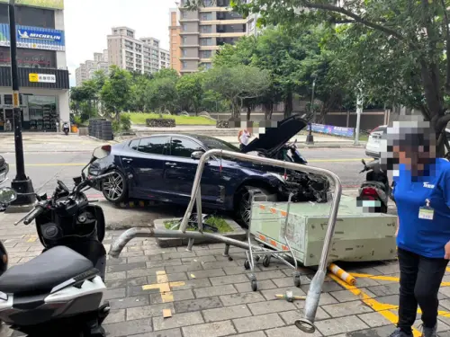 ▲ 新北蘆洲家樂福前發生一起車禍，駕駛疑似要撿掉落的蛋撻，導致車輛撞上人行道，造成變電箱和機車受損。（圖／翻攝畫面）