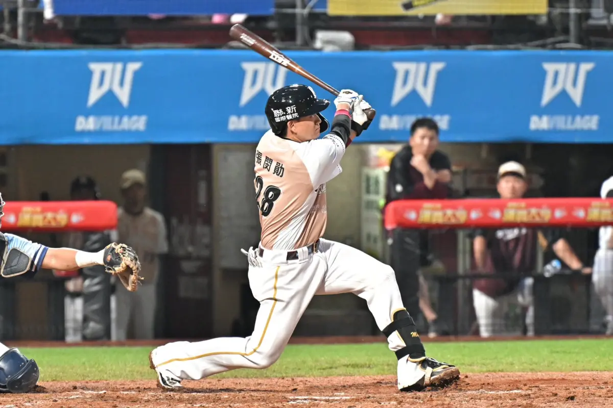 ▲樂天桃猿補手張閔勛本季打擊大爆發，今戰面對富邦悍將扛出本季首轟三分砲，率隊攻下5分大局，終場6：2完成對富邦悍將的橫掃。（圖／樂天桃猿提供）