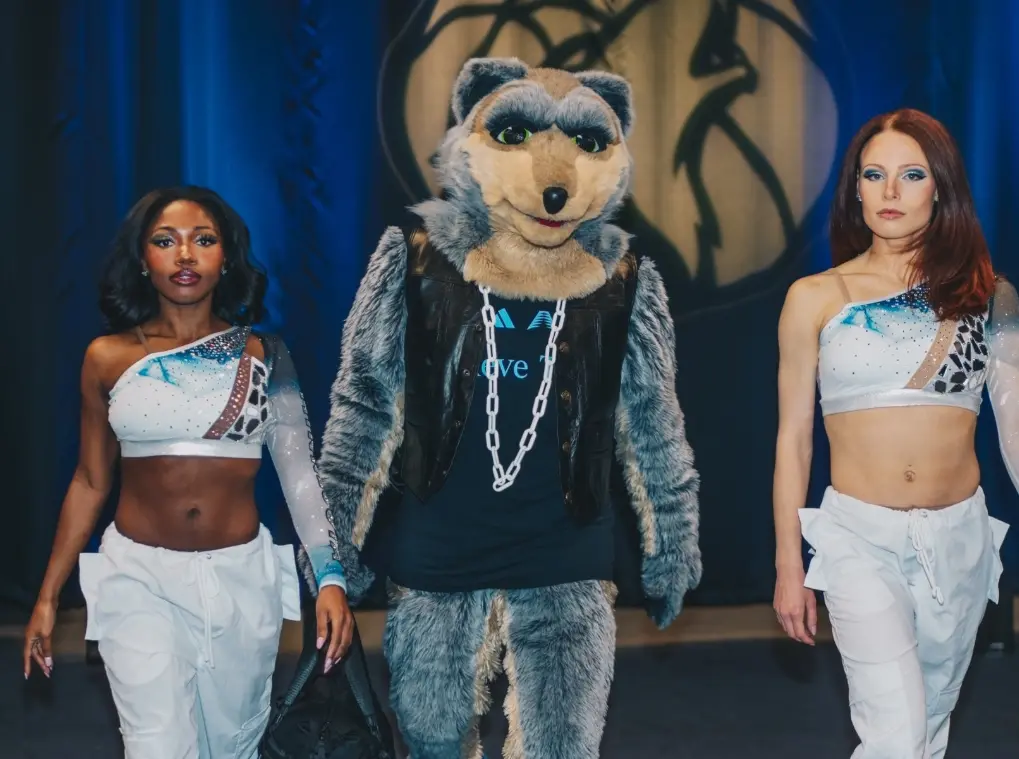 ▲NBA西區決賽G3，灰狼以42分屠殺雷霆，場上球員表現亮眼，但場邊灰狼吉祥物Crunch的「命懸一線」高空表演卻更吸睛，不僅震驚全場觀眾，也引發外界對其神秘身份的熱烈討論。（圖／取自@nicekicks）