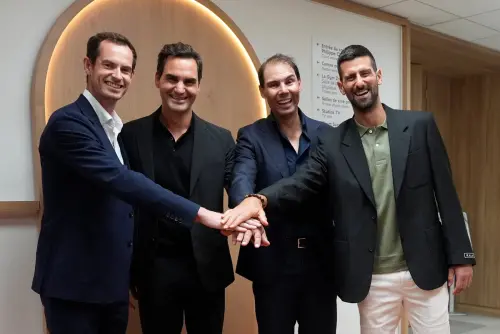 ▲14屆冠軍得主納達爾（Rafael Nadal）在費利普·夏蒂耶球場舉行告別儀式，正式向法網賽場揮別。曾與他締造無數經典對決的「四巨頭（Big 4）」——Novak Djokovic、Andy Murray與Roger Federer也一同登場。（圖／取自Roland-Garros X）