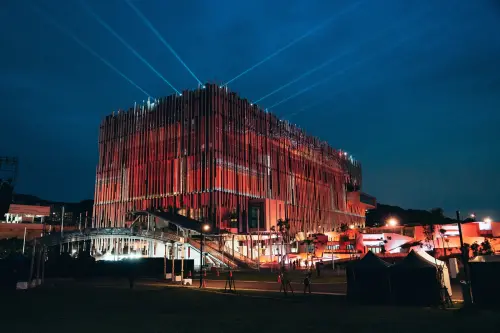 ▲世壯運閉幕典禮將搭配新北市美術館建築光雕投影,融合音樂、表演與視覺設計。(圖/新北市政府提供) ▲世壯運閉幕典禮將搭配新北市美術館建築光雕投影,融合音樂、表演與視覺設計。(圖/新北市政府提供)