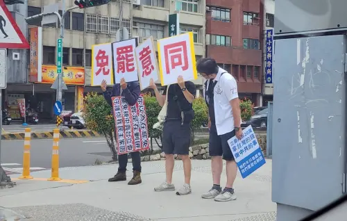 當街嗆生兒子沒P眼!謝龍介提油救火 罷團喊羅廷瑋退出政壇 ▲台中罷團成員利用假日到街頭舉牌,卻被謝龍介影射「有拿錢」。(圖/敲羅行動提供,2025.05.26)